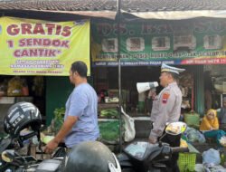 Blusukan di Pasar, Satlantas Polresta Banyumas Sosialisasikan Operasi Patuh Candi 2025