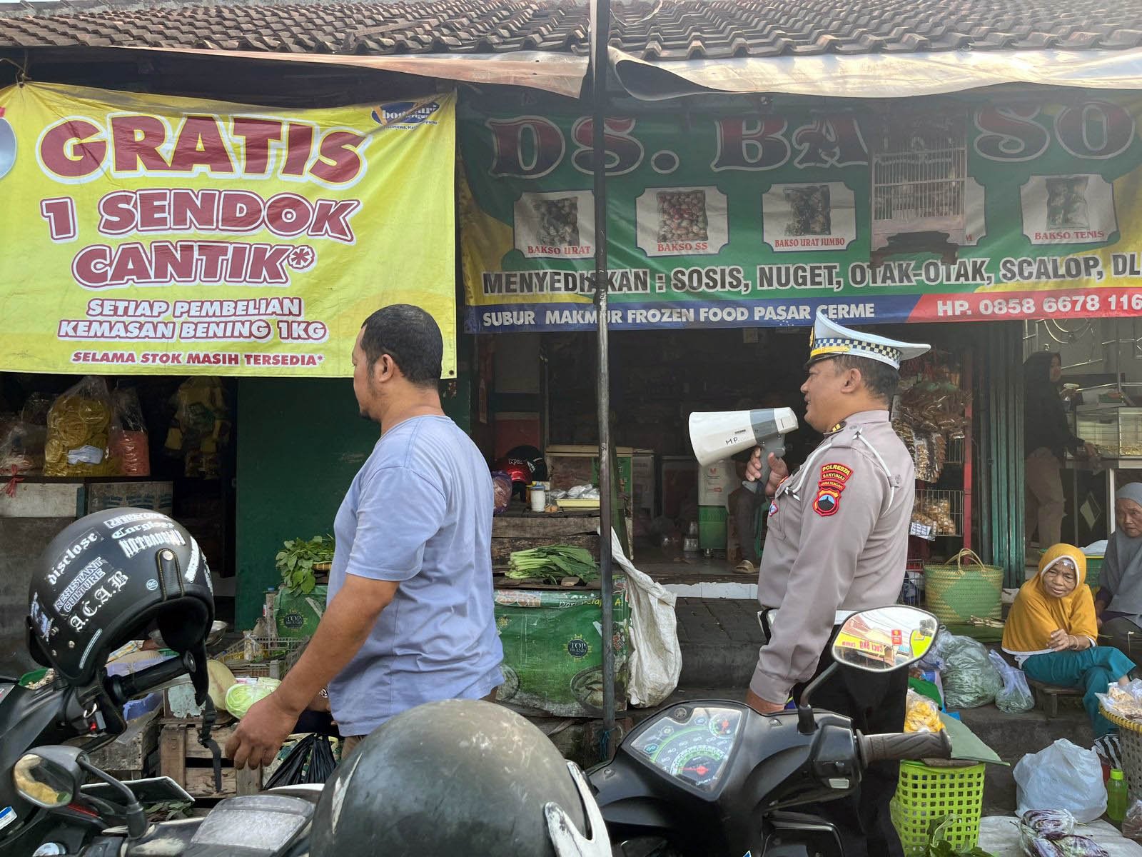 Blusukan di Pasar, Satlantas Polresta Banyumas Sosialisasikan Operasi Patuh Candi 2025