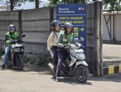 Hai Penumpang! Mau Lanjut Naik Ojol? Langsung Aja ke Pintu Barat Stasiun Purwokerto