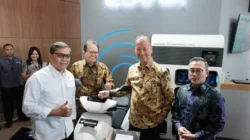 Menteri Perindustrian (Menperin) Agus Gumiwang Kartasasmita mengunjungi stand pameran AHM di GIIAS 2025. Foto: AHM
