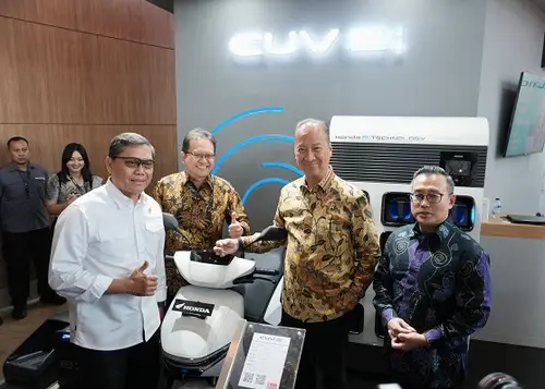 Menteri Perindustrian (Menperin) Agus Gumiwang Kartasasmita mengunjungi stand pameran AHM di GIIAS 2025. Foto: AHM