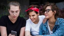 Ilustrasi anak muda menggunakan kata "yapping" di TikTok