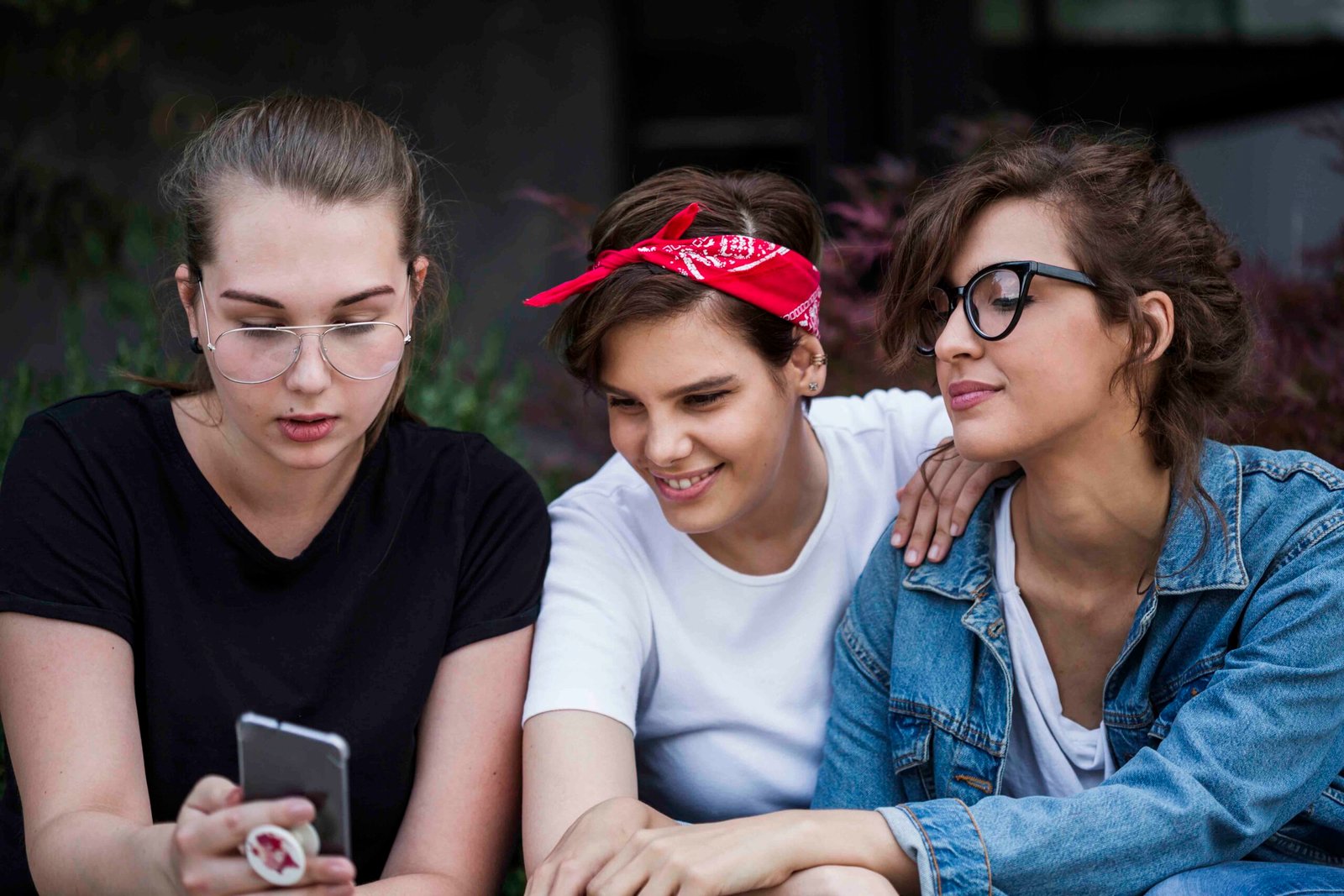 Ilustrasi anak muda menggunakan kata "yapping" di TikTok