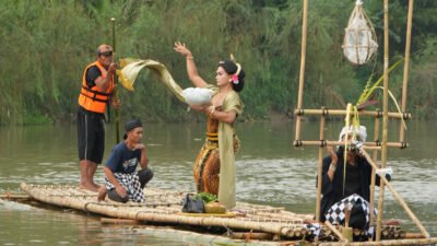 Maestro Lengger Rianto Hidupkan Ritual Labuhan Lengger Gethek di Kali Serayu