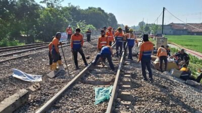 Evakuasi Kereta Anjlok di Stasiun Pegadenbaru Selesai, KAI Lanjutkan Perbaikan Jalur Rel