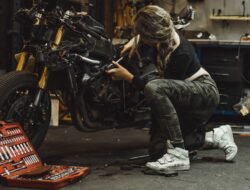 Efek Telat Ganti Oli Motor yang Sering Diabaikan Pengendara