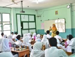 DPR Tegaskan Guru Bukan Beban Negara, Revisi UU Pendidikan Fokus pada Kesejahteraan