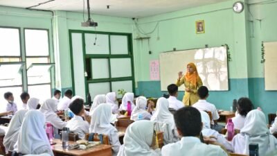 DPR Tegaskan Guru Bukan Beban Negara, Revisi UU Pendidikan Fokus pada Kesejahteraan