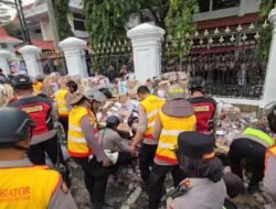 Demo Pati Usai, Polisi Gotong Royong Bersihkan Halaman Kantor Bupati