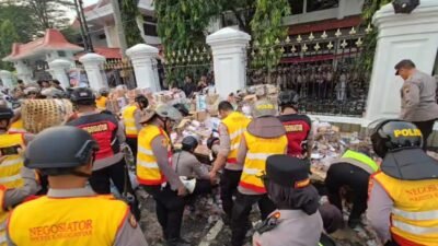 Demo Pati Usai, Polisi Gotong Royong Bersihkan Halaman Kantor Bupati