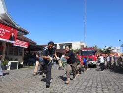 Satpol PP Banyumas Meriahkan HUT RI dengan Lomba Tarik Mobil Damkar