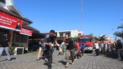 Satpol PP Banyumas Meriahkan HUT RI dengan Lomba Tarik Mobil Damkar