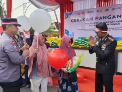 Warga Serbu Beras Murah yang Disediakan Polresta Banyumas Bersama Bulog