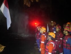 Pekerja Kilang Cilacap Kibarkan Merah Putih di Goa Purba Kebumen