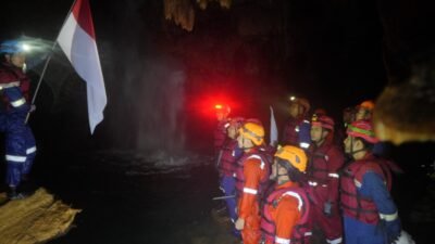 Pekerja Kilang Cilacap Kibarkan Merah Putih di Goa Purba Kebumen