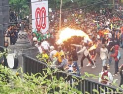 Demo di Depan Mapolda Jateng Ricuh, Polisi Bubarkan Massa dengan Tindakan Tegas