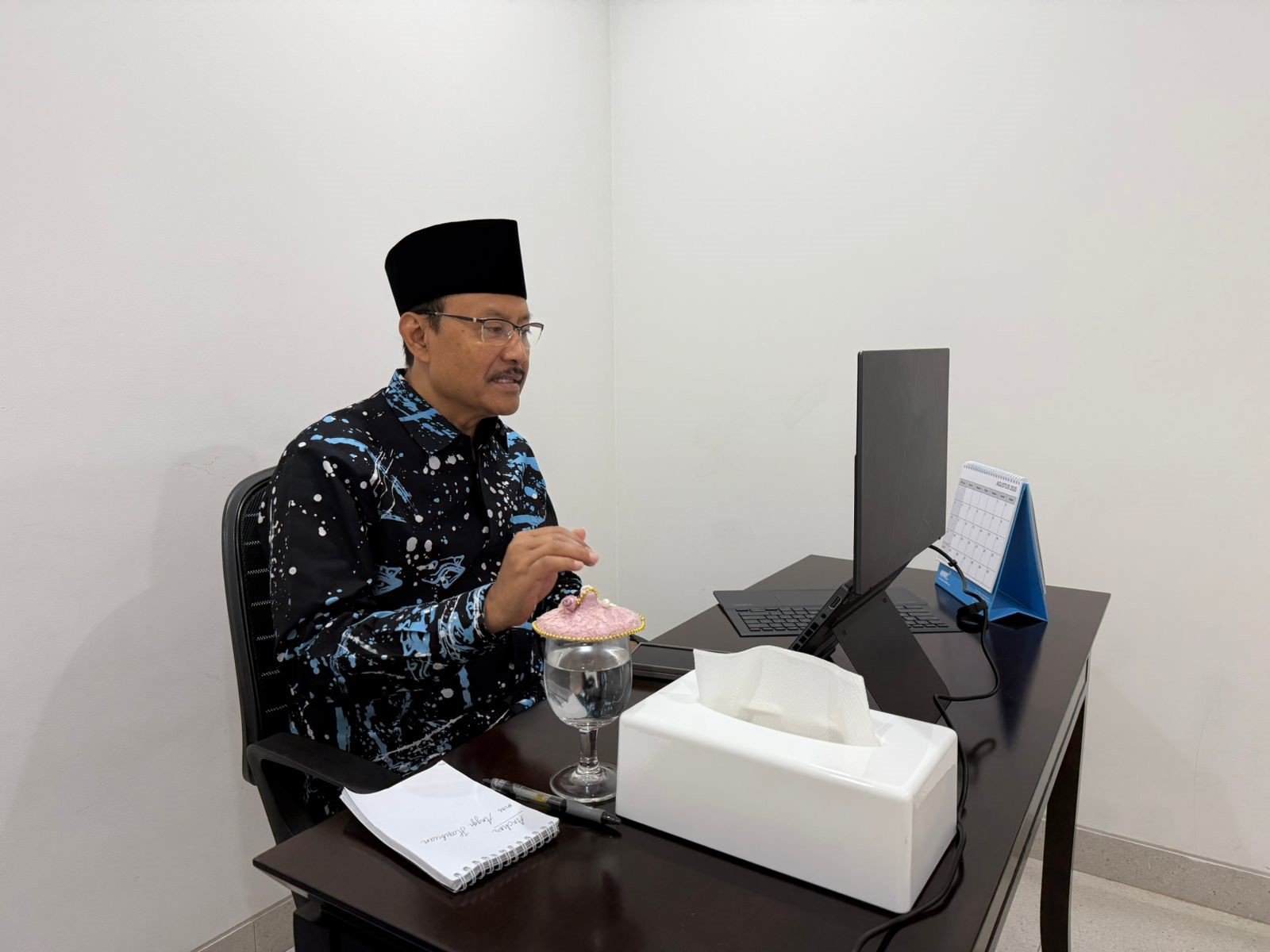 Menteri Sosial Saifullah Yusuf atau Gus Ipul menyebut, terdapat lebih dari 100 ribu penerima bansos anomali, yakni mereka yang seharusnya tidak berhak menerima bantuan.