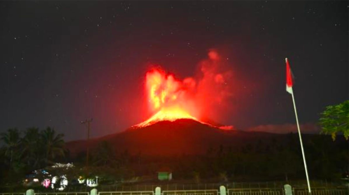 Erupsi Eksplosif Gunung Lewotobi Laki-Laki: Status Tetap Awas, Warga Diminta Waspada