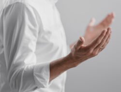 10 Adab Berdoa Menurut Imam Al-Ghazali agar Doa Dikabulkan