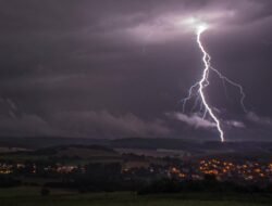 Bermain Bola Saat Hujan, Dua Remaja di Banyumas Tersambar Petir, Satu Tewas
