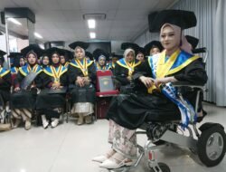 Kisah Inspiratif Eprisa, Mahasiswi Disabilitas Lulus Cumlaude dari UMP