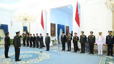 Presiden Prabowo Anugerahkan Pangkat Kehormatan kepada Dua Purnawirawan TNI dan Polri