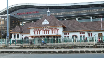 Daftar Kereta Api Berhenti Luar Biasa di Stasiun Jatinegara, Cek Jadwal dan Rutenya