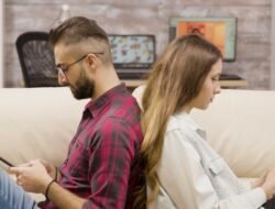 5 Alasan Cewek Nggak Balas Pesanmu dan Berhenti Membalas Chat