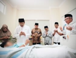 Gus Ipul Jenguk Santri Korban Runtuhnya Pondok Pesantren Al-Khoziny, Sampaikan Salam dari Presiden