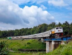 7 Jalur Kereta Api Terindah di Indonesia dengan Pemandangan Alam Memukau