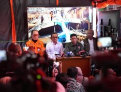 Menko PMK Pratikno Tinjau Ponpes Al Khoziny Sidoarjo, Pastikan Evakuasi Berjalan Hati-hati