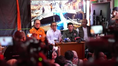 Menko PMK Pratikno Tinjau Ponpes Al Khoziny Sidoarjo, Pastikan Evakuasi Berjalan Hati-hati