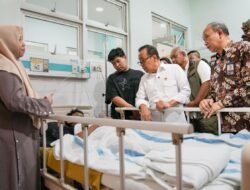 Menko PMK Pratikno Jenguk Santri Selamat Reruntuhan Musholla Ponpes Al Khoziny Sidoarjo