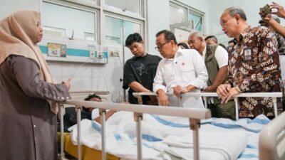 Menko PMK Pratikno Jenguk Santri Selamat Reruntuhan Musholla Ponpes Al Khoziny Sidoarjo