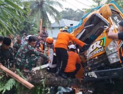 Truk Bermuatan Kayu Terguling di Purbalingga, Satu Pengemudi Selamat Setelah Dievakuasi Tim SAR