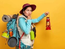 7 Perlengkapan Wajib Mendaki Gunung yang Harus Dimiliki, Jangan Sampai Terlewat!