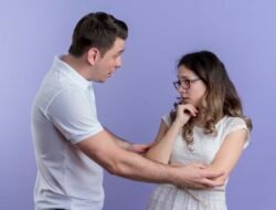 Cari Tahu Apakah Pasanganmu Lagi Bohong, Ini 8 Tanda yang Perlu Diwaspadai