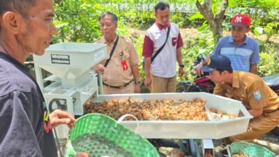 Alat Perontok dan Pembersih Kapulaga Ringankan Beban Petani Purbalingga