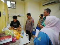 Kapolri Jenderal Listyo Sigit Jenguk Korban Ledakan SMAN 72 di RSI Cempaka Putih