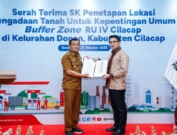 Wujudkan Zona Pengaman Kilang Cilacap, Gubernur Serahkan SK Penlok Buffer Zone