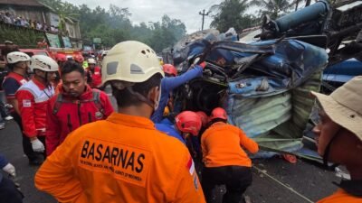 Tim SAR Evakuasi Empat Korban Truk Hilang Kendali di Purworejo, 1 Diantaranya Tewas