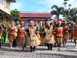 Upacara HGN di Timur Indonesia, Wamen Fajar: Terima Kasih Guru, Teruslah Mengabdi dengan Kasih