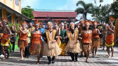 Upacara HGN di Timur Indonesia, Wamen Fajar: Terima Kasih Guru, Teruslah Mengabdi dengan Kasih
