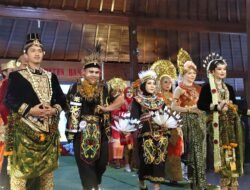 Pemkab Banyumas Kenalkan Ragam Pakaian Adat Nusantara Lewat Fashion Show