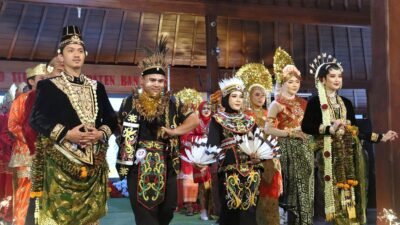 Pemkab Banyumas Kenalkan Ragam Pakaian Adat Nusantara Lewat Fashion Show