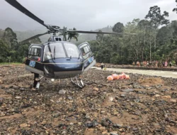 Terisolasi, Helikopter BNPB Harus Menembus Langit Gelap dan Mendarat di Tepi Sungai Antar Bantuan