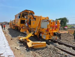 Amankan Perjalanan Kereta Api Jelang Nataru, KAI Siagakan 735 Petugas Ekstra di 177 Titik Rawan