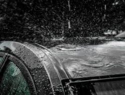 5 Cara Merawat Mobil Saat Musim Hujan Agar Bodi Tetap Kinclong