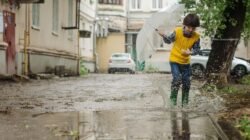 Bermain Hujan Bisa Menyehatkan? Ini Fakta dan Tips Aman untuk Si Kecil