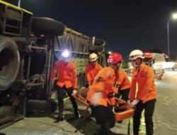 Bus Pariwisata Kecelakaan Tunggal di Exit Tol Krapyak, 15 Penumpang Meninggal